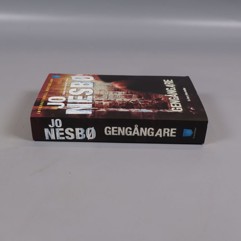 Gengångare pocketbok sedd från sidan med ryggtext
