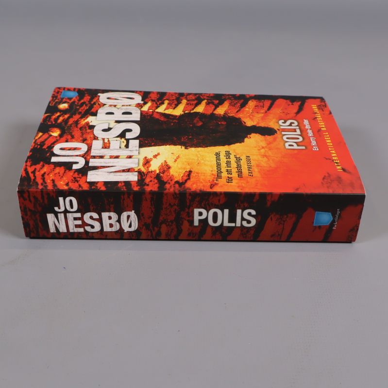Bokrygg med Jo Nesbø och Polis tryckt i vitt