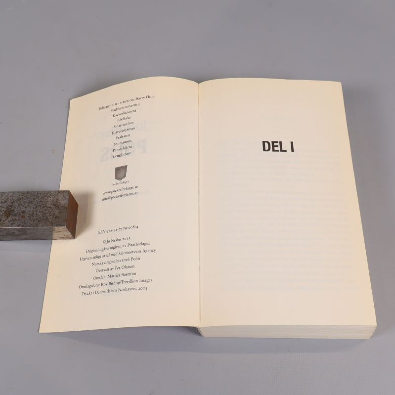 Uppslag inuti boken med titelsida och ISBN