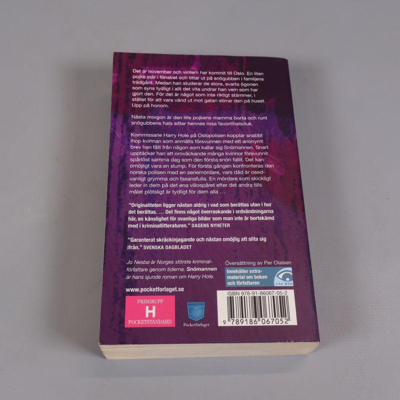 Baksidan av boken Snömannen med text och ISBN