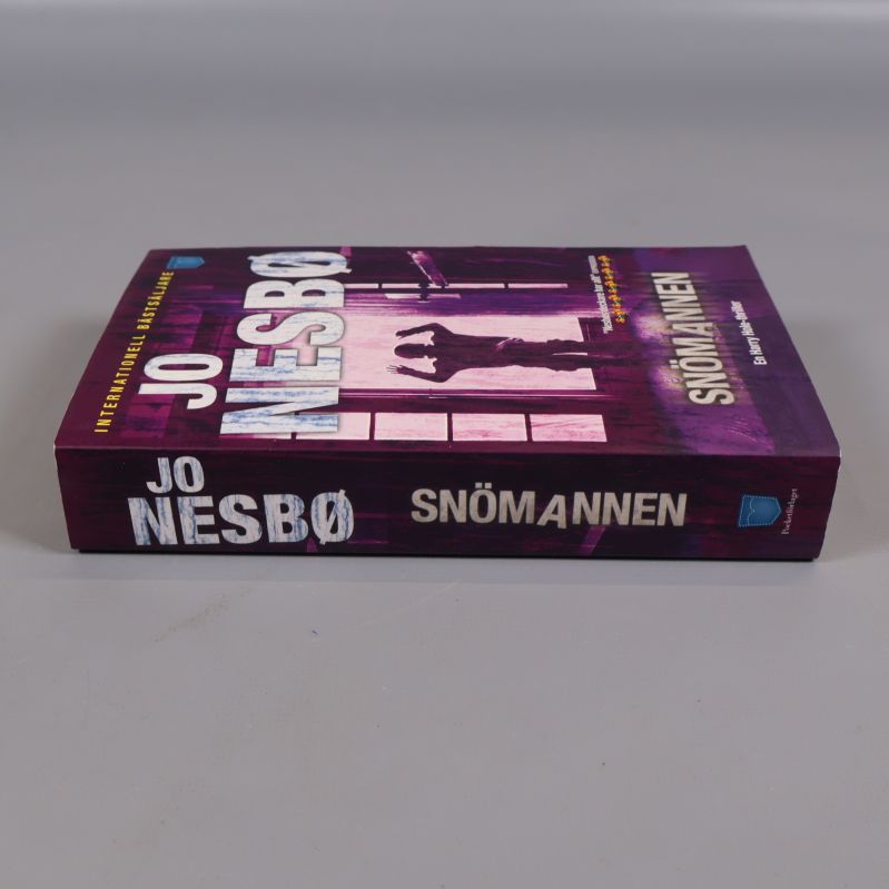 Snömannen av Jo Nesbø i liggande vy med bokrygg