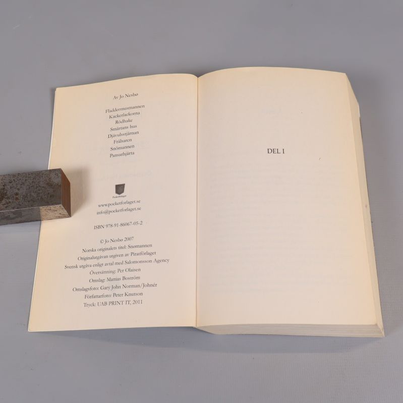 Första uppslaget i Snömannen med titel och ISBN