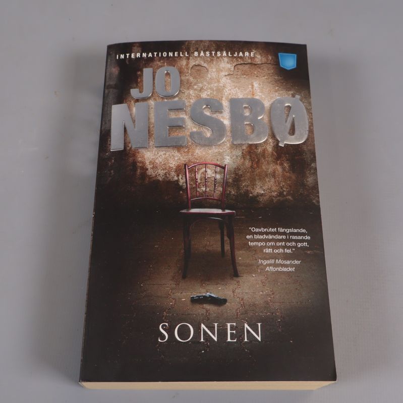 Framsida på pocketboken Sonen av Jo Nesbø med chair och slitet väggmotiv
