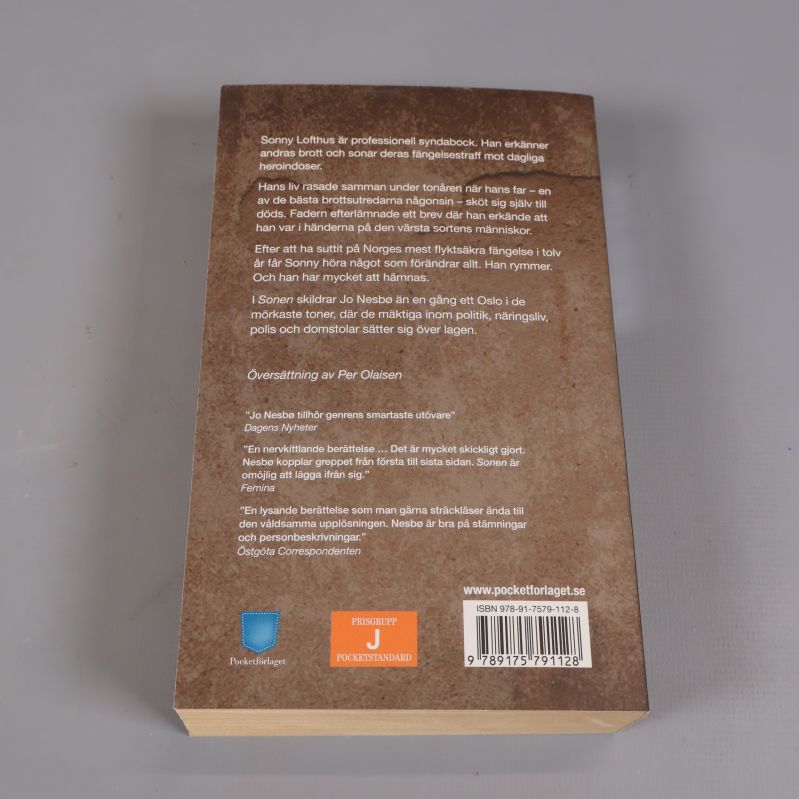 Baksida på Sonen av Jo Nesbø, med beskrivning och ISBN-nummer