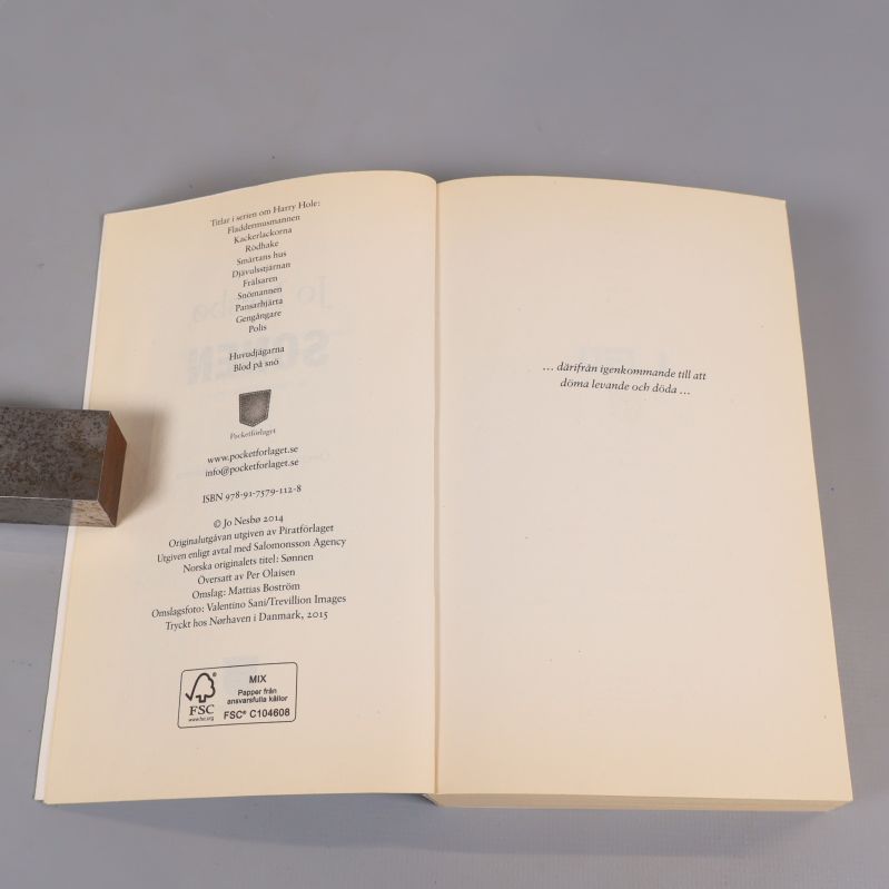 Uppslagen första sida i Sonen med tryckår och ISBN-information