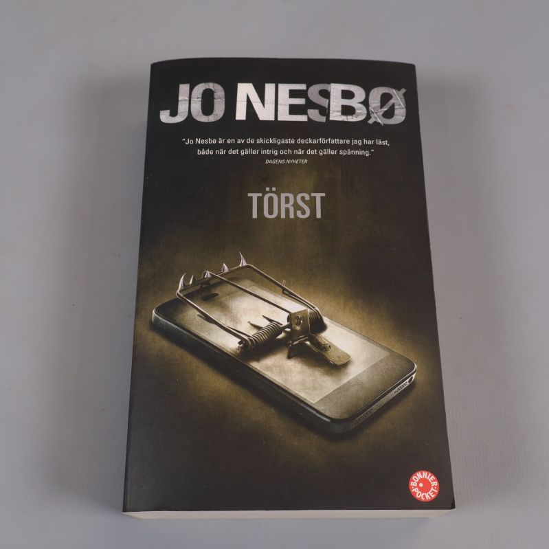 Framsidan på boken Törst av Jo Nesbø med fängslande omslag