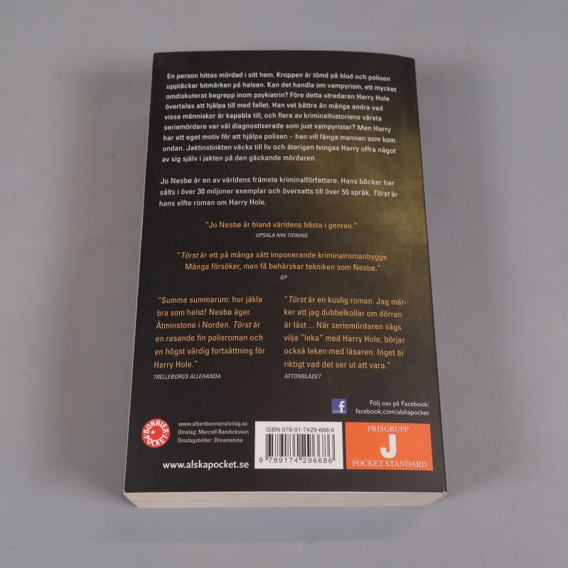 Bokens baksida med text, citat och synlig ISBN