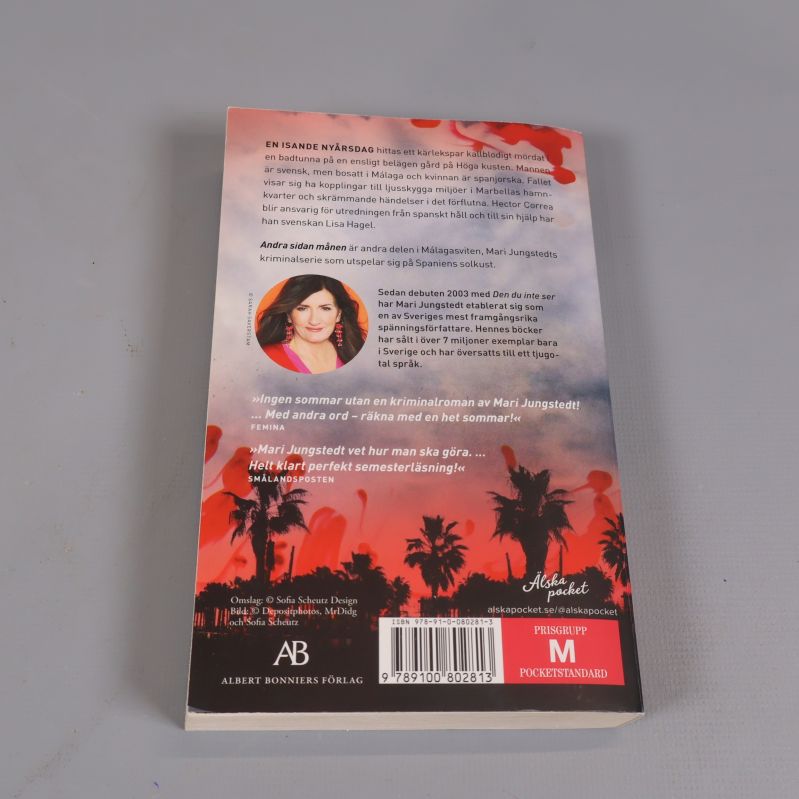 Baksidan av Andra sidan månen med recensioner och ISBN