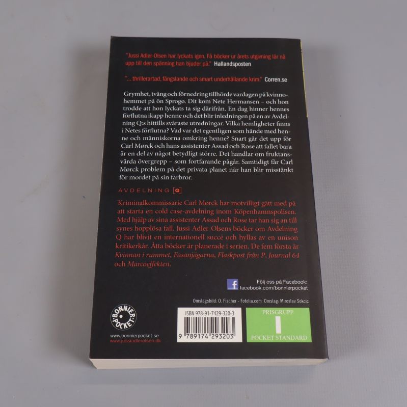 Baksidan av Journal 64 med text och fält för ISBN samt streckkod