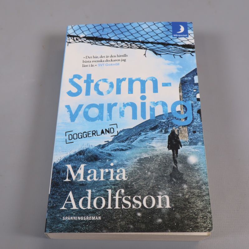 Framsida på pocketboken Stormvarning av Maria Adolfsson med vintrigt motiv