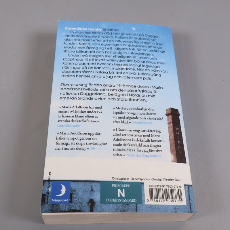 Baksida av boken Stormvarning med beskrivning, citat och ISBN-nummer
