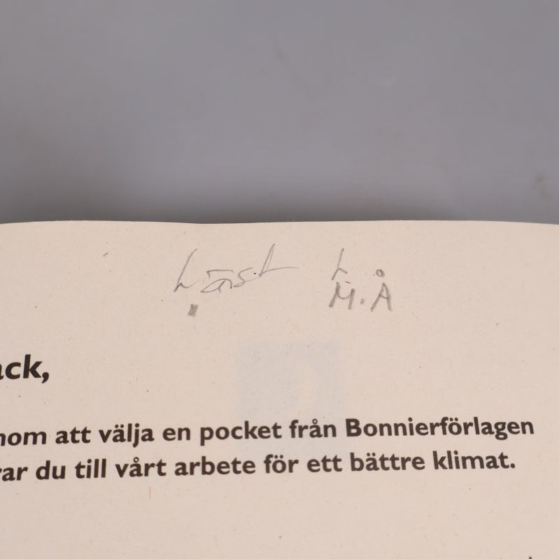 Närbild på blyertstext på en av bokens insidor