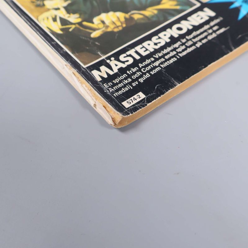 Närbild av slitet hörn och etikett på Agent X9-tidning