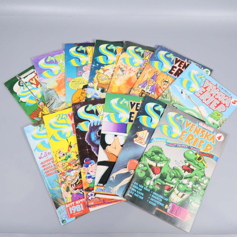 Flera Svenska Serier-tidningar uppslagna, färgglada omslag med tecknade figurer