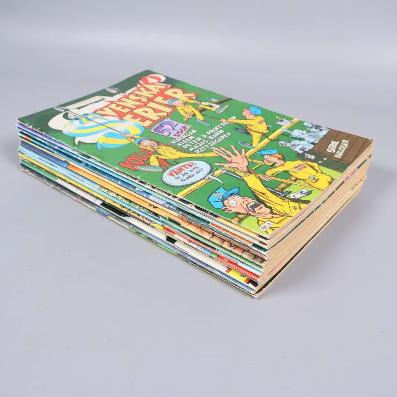 Staplat paket med Svenska Serier-tidningar framifrån, seriekaraktärer syns
