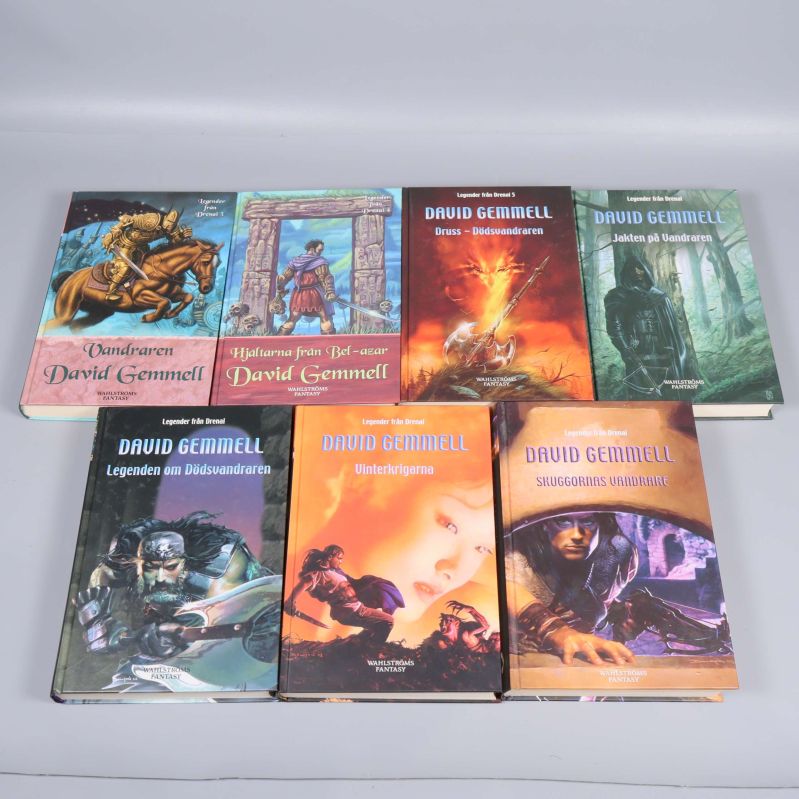 Framsidor av sju böcker i fantasyserien Legender från Drenai utlagda på rad