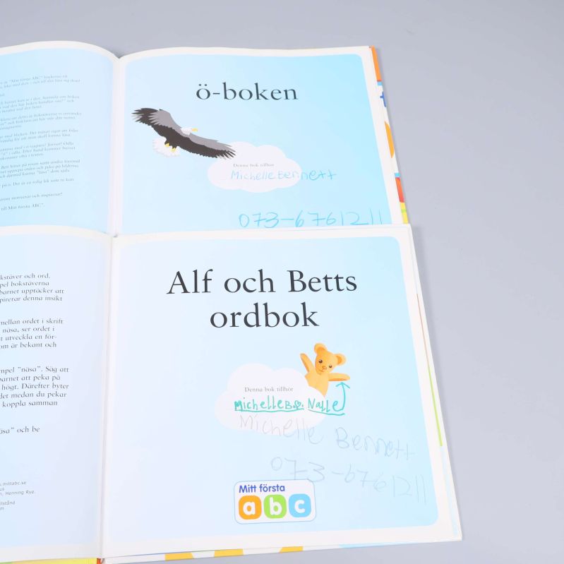 Titelsida för Alf och Betts Ordbok samt ö-boken, med namn inskrivet