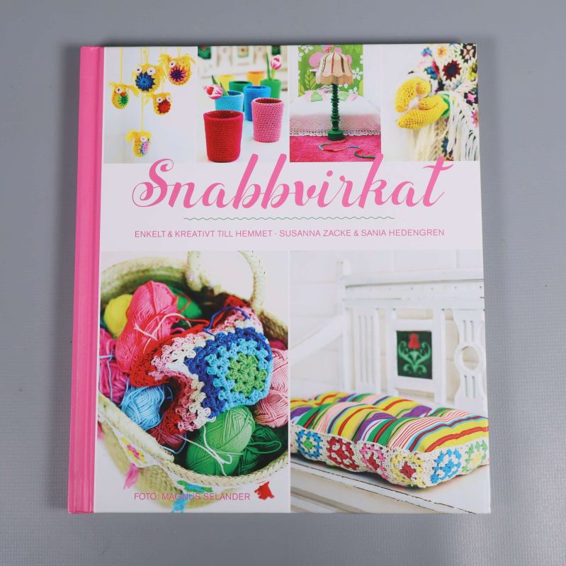 Framsida på boken Snabbvirkat med foton på virkade dekorationer