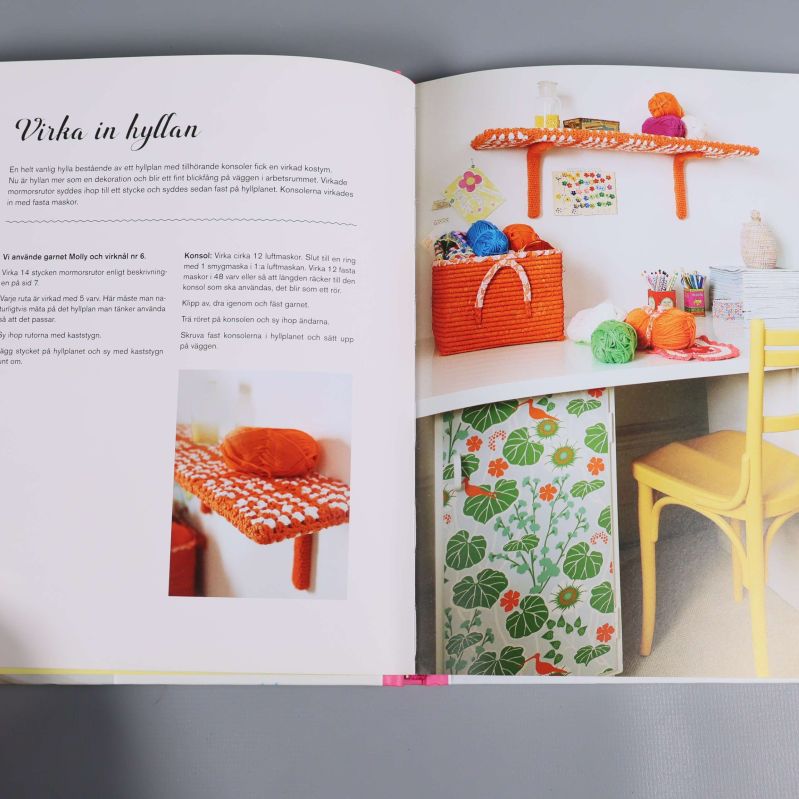 Uppslag med virkade hyllor och garnförvaring från boken Snabbvirkat