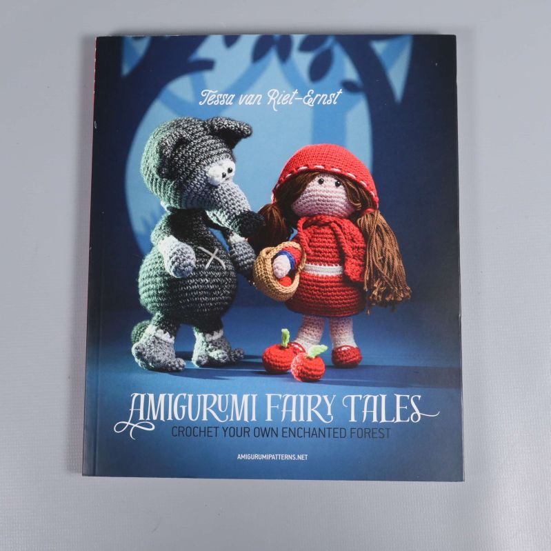Omslag på boken Amigurumi Fairy Tales med två virkade figurer