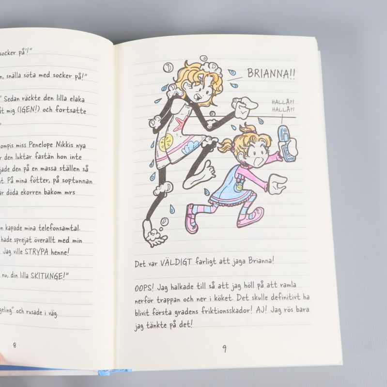 Uppslag med färgillustration och handskriven text ur boken