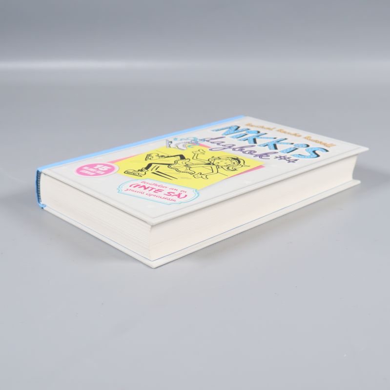 Nikkis dagbok #4 liggande med synlig bokrygg och pärm