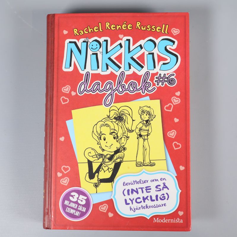 Framsidan av Nikkis dagbok #6, färgglad illustrerad bok