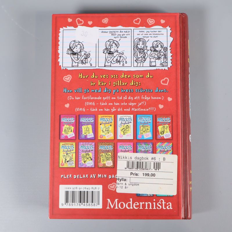 Baksidan av Nikkis dagbok #6 med illustrationer och barcod