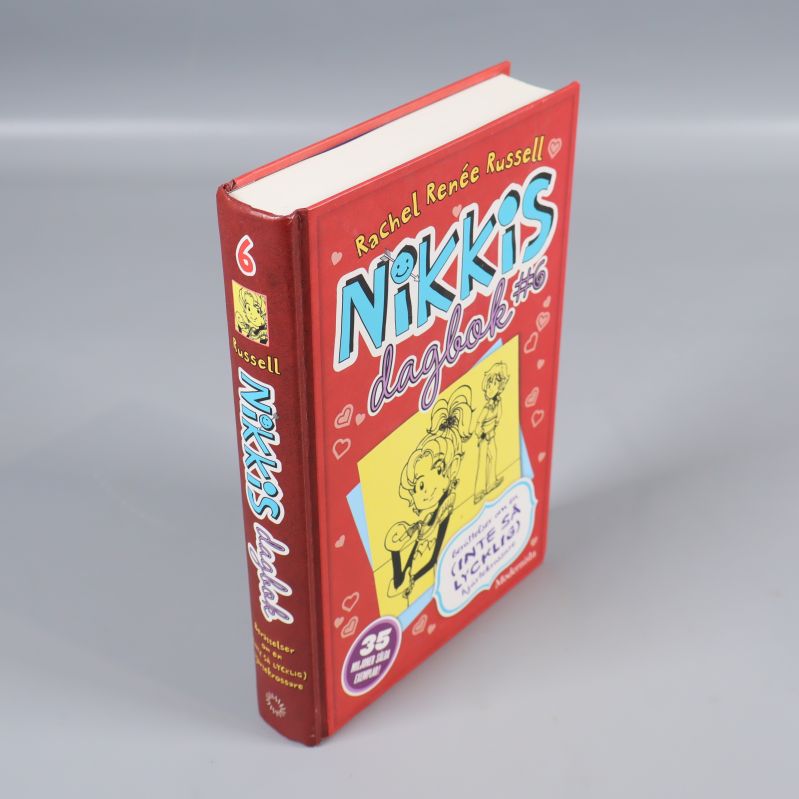 Nikkis dagbok #6, fotad snett framifrån och från sidan