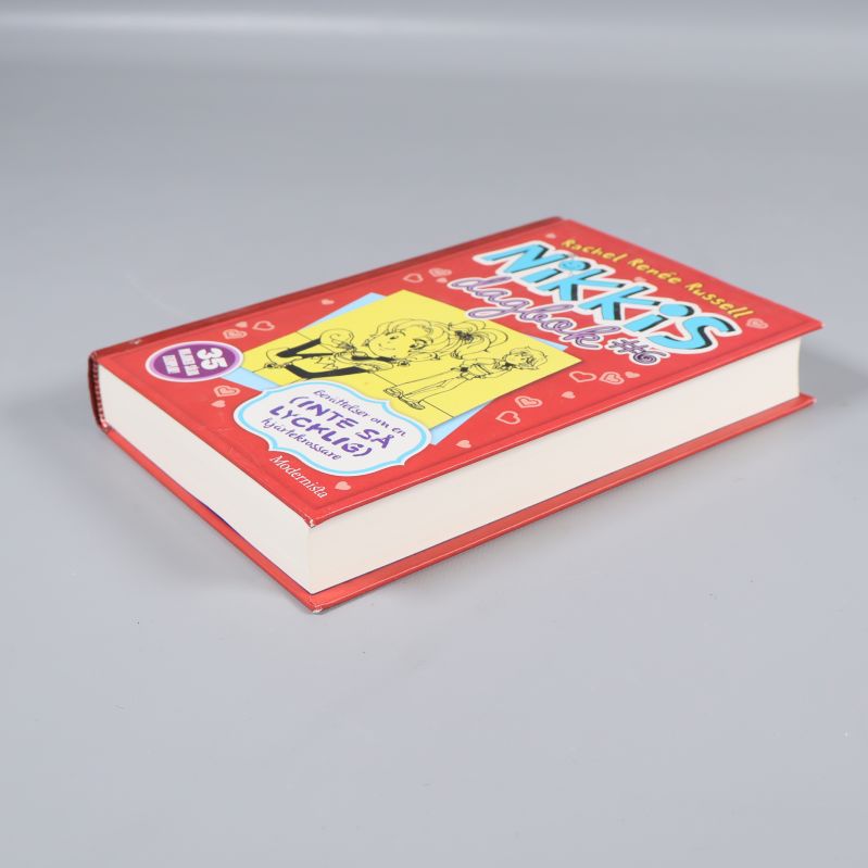 Nikkis dagbok #6 liggandes platt mot bordet