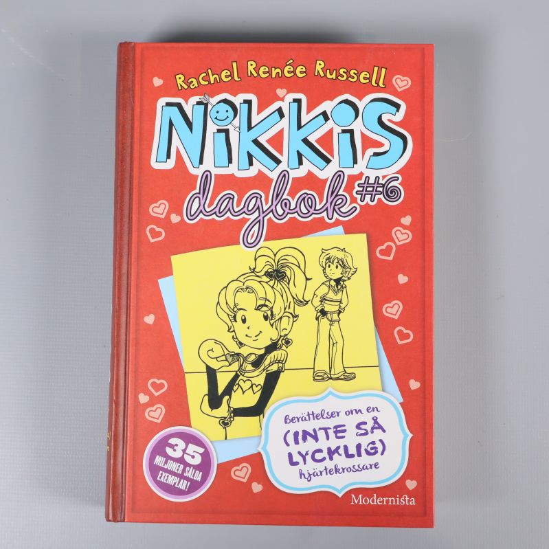 Framsidan av Nikkis dagbok nummer 6 av Rachel Renée Russell