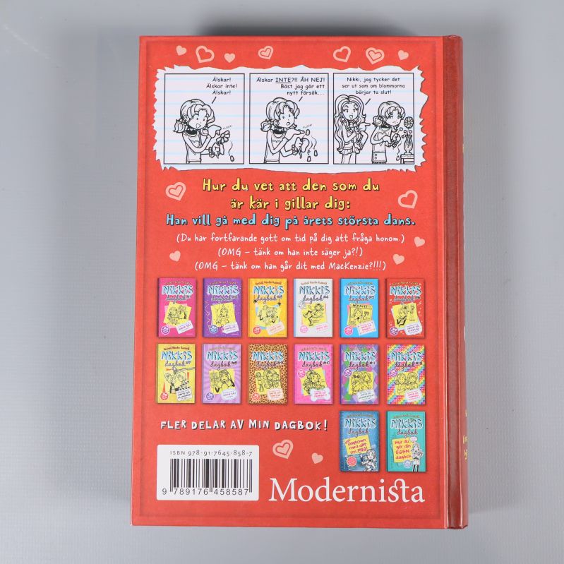 Baksidan av Nikkis dagbok nummer 6 med seriepaneler och andra böcker i serien