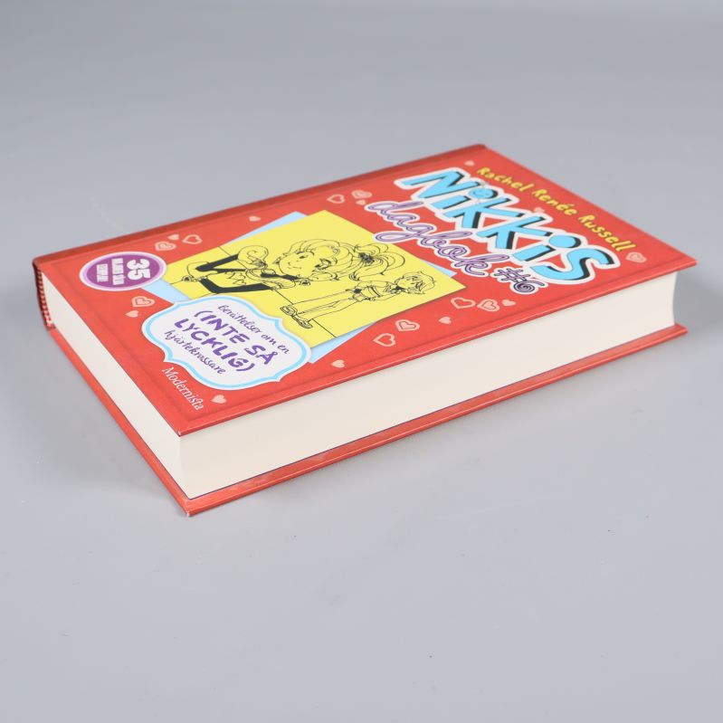 Nikkis dagbok #6 visad liggande med ryggen synlig