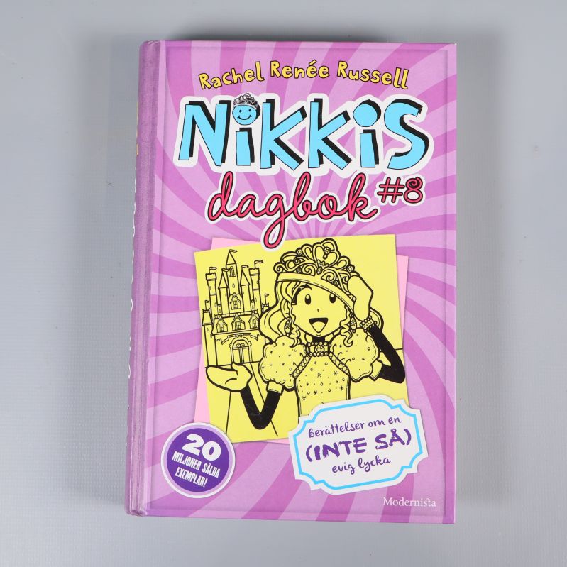 Framsidan av Nikkis dagbok #8 med tecknad prinsessa och slott