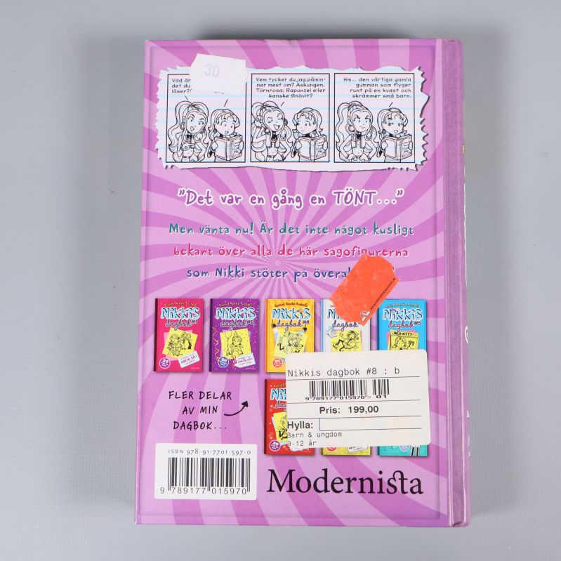 Baksidan av Nikkis dagbok #8, med serieruta och bokinformation