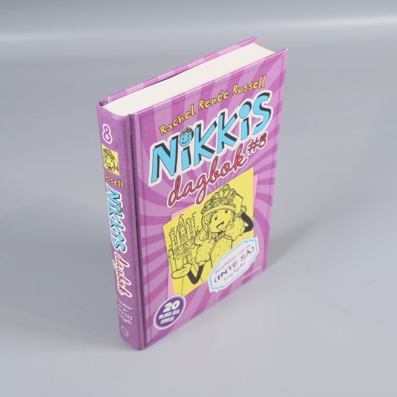 Nikkis dagbok #8 stående, sned vy som visar rygg