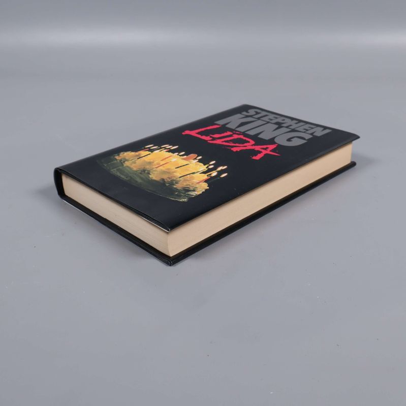 Boken Lida av Stephen King liggande med sidan synlig