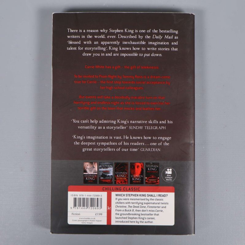 Baksidan av boken Carrie med beskrivande text och synlig ISBN-kod