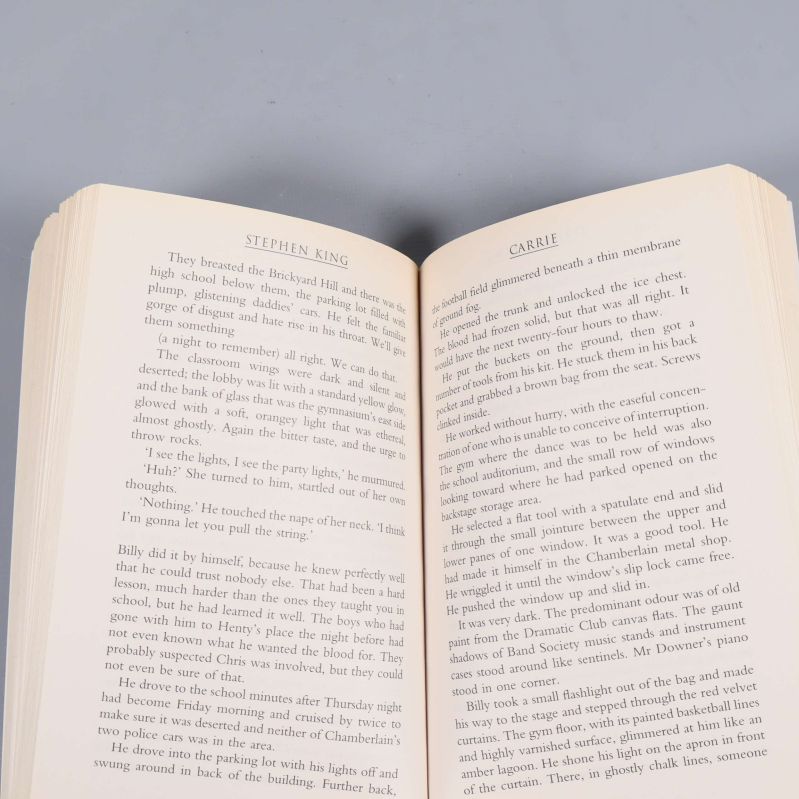 Uppslag ur boken Carrie av Stephen King med synligt textinnehåll på engelska