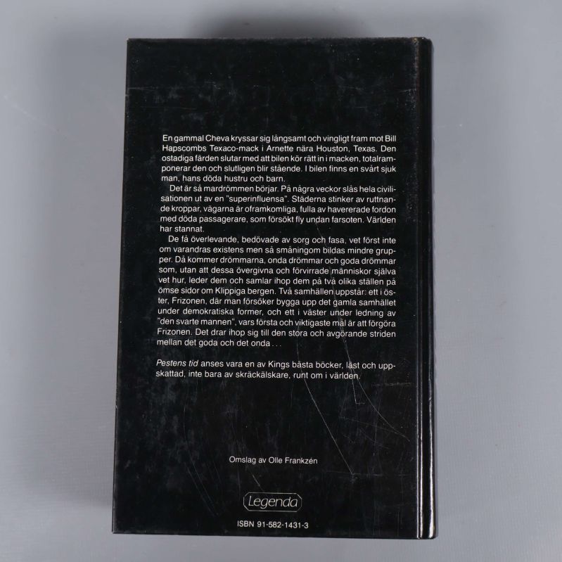 Baksidan av boken Pestens tid med beskrivande text och ISBN-nummer