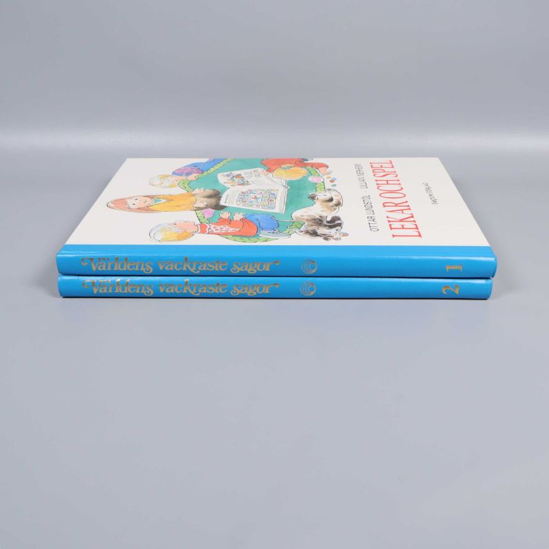 Barnböcker staplade på varandra med blå bokryggar