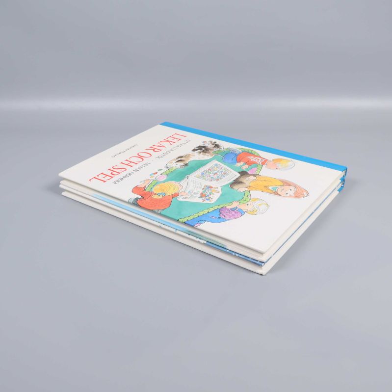 Två barnböcker staplade med framsidan uppåt