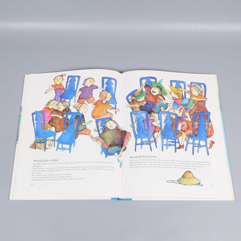 Uppslag ur Lekar och spel med tecknade barn och stolar