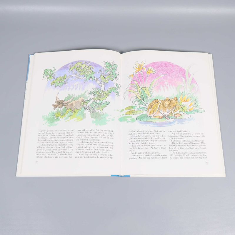 Uppslag ur H.C. Andersens sagor med naturmotiv och groda