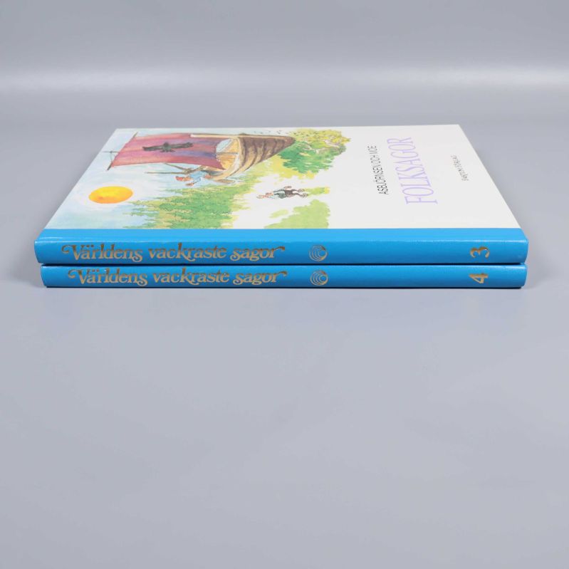 Böckernas ryggar med blå kant och serienamn Världens vackraste sagor
