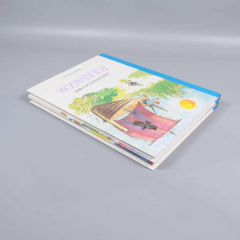 De två böckerna staplade snett ovanpå varandra på ett grått underlag