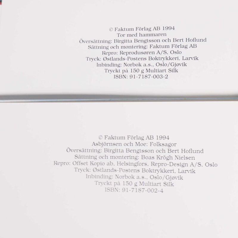 Närbild på copyright- och ISBN-information från båda böckerna