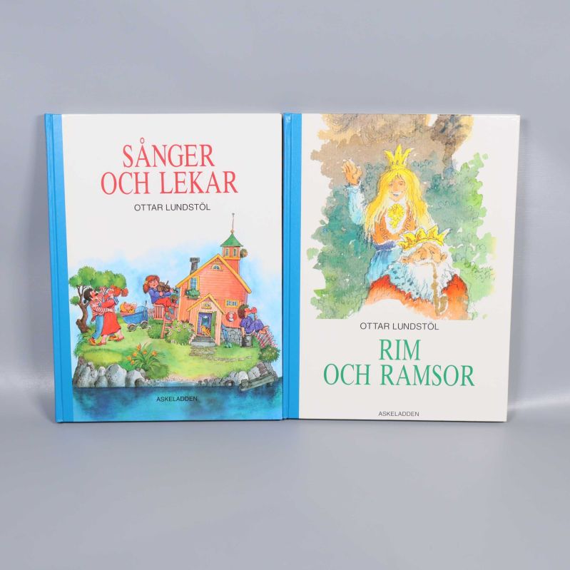 Två barnböcker med blå ryggar, framsidor med illustrationer och titlarna Sånger och lekar samt Rim och ramsor