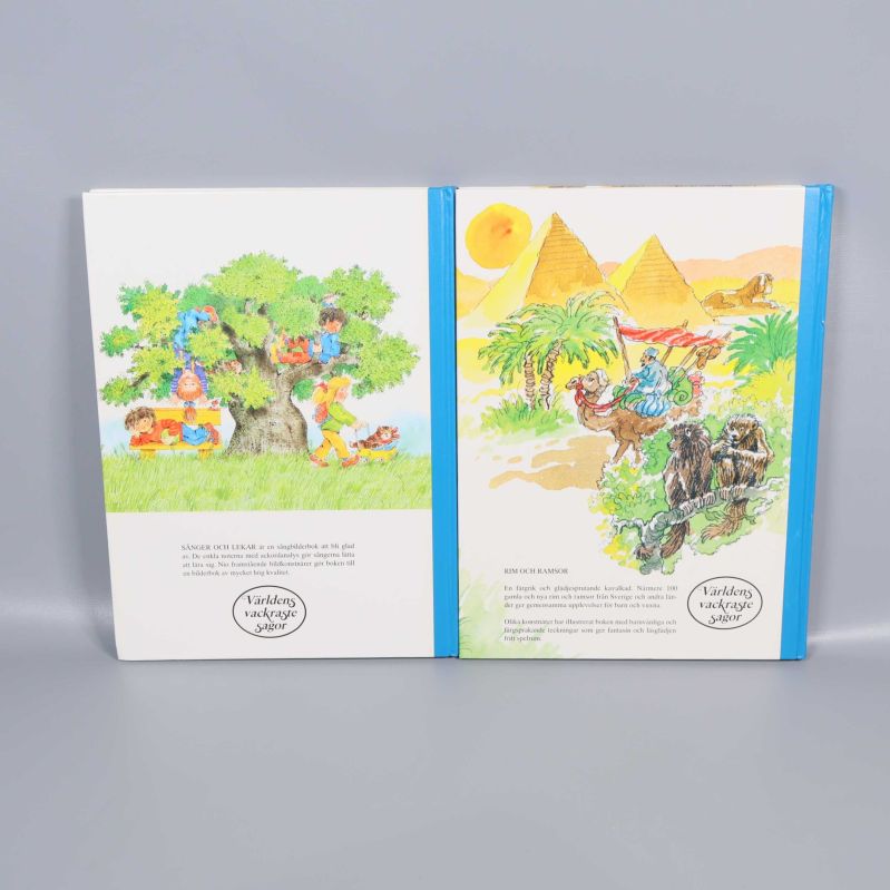 Baksidor av båda böckerna, tecknade motiv med barn i träd och djur i ökenlandskap