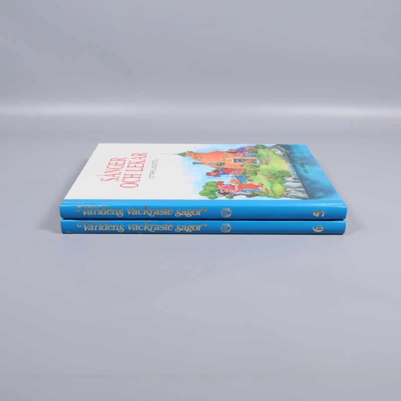 Ryggarna av två böcker ur Världens vackraste sagor-serien, nummer 5 och 6